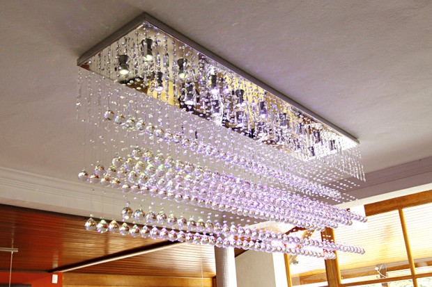O lustre com 4700 cristais, que custou R$ 16 mil (Foto: Celso Tavares/EGO)