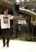É Divino! Thiago Martins desfila em São Paulo