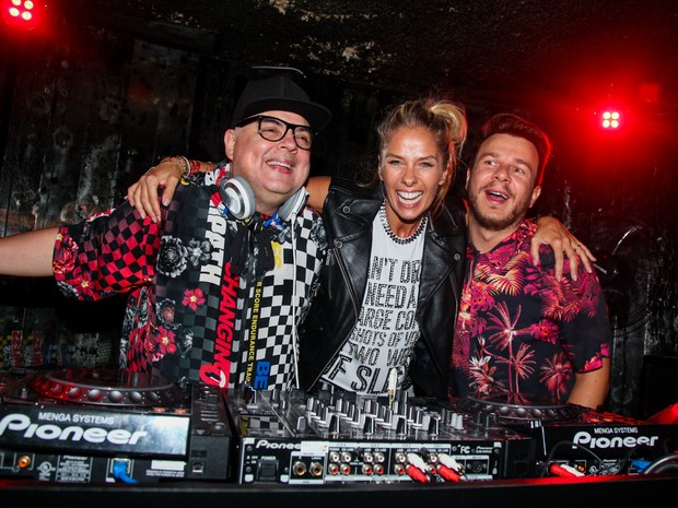 DJ Zé Pedro, Adriane Galisteu e Thiago Fortes em festa em São Paulo (Foto: Manuela Scarpa/ Brazil News)