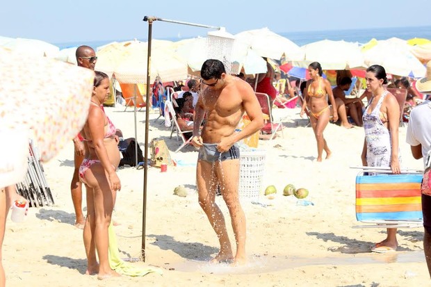 Sergio Marone em praia de Ipanema (Foto: JC Pereira/Agnews)