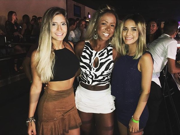 Ex-BBB Adélia com amigas em show na Zona Oeste do Rio (Foto: Instagram/ Reprodução)
