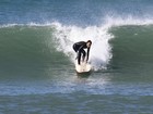 Daniele Suzuki faz aula de surfe no Rio de Janeiro