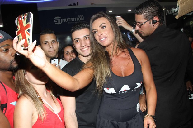 Nicole Bahls em feira (Foto: Amauri Nehn/Photo Rio News)