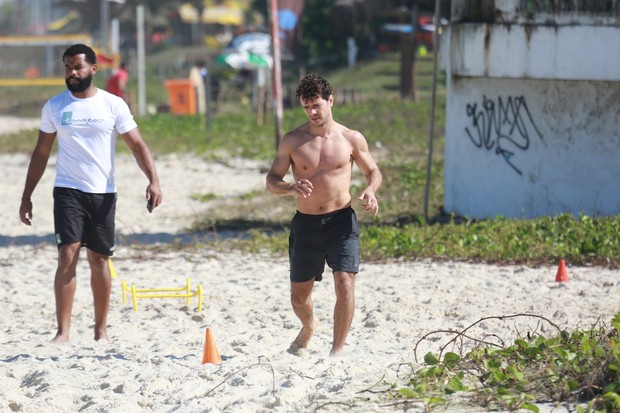 Daniel de Oliveira fazendo treino funcional na praia (Foto: Dilson Silva / Agnews)