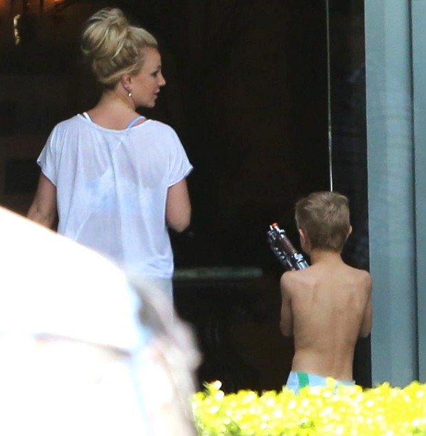 Jayden, filho de Britney Spears, brinca com arma de brinquedo em frente ao hotel (Foto: X17 Agency)