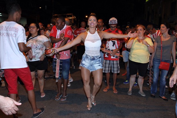 Ensaio de rua do acadêmico do Salgueiro com Viviane Araújo (Foto: Anderson Borde / AgNews)