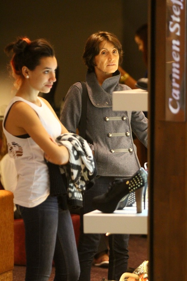 Cassia Kiss em shopping com a filha (Foto: Marcos Ferreira / FotoRioNews)