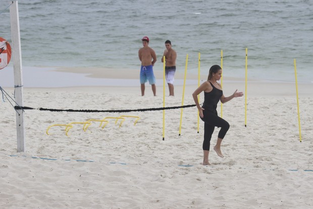 Danielle Winits se exercita na praia (Foto: Dilson Silva / AgNews)