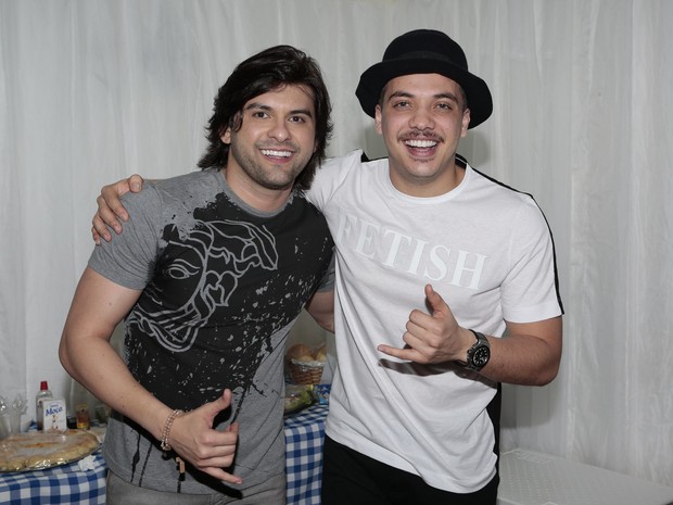 Pedrinho Pegação e Wesley Safadão em show no Recife, em Pernambuco (Foto: Rafael Cusato/ Brazil News)