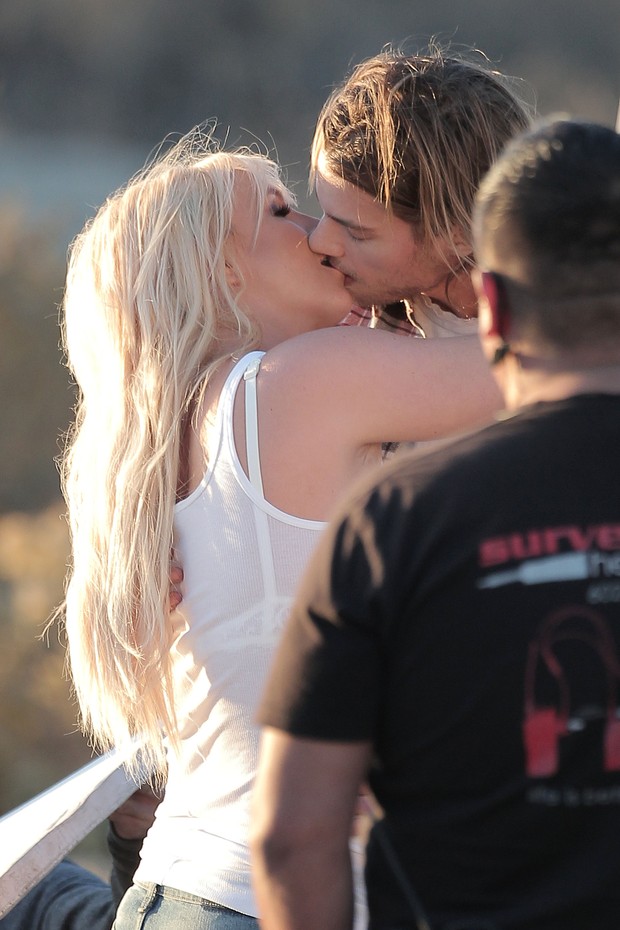 Britney Spears beija muito em gravação de clipe (Foto: Grosby)