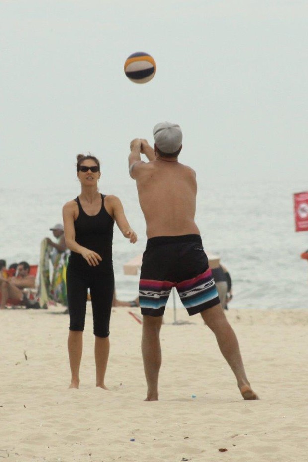 Fernanda Lima e Rodrigo Hilbert jogam vôlei na praia do Leblon (Foto: J.Humberto / AgNews)