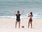 Adeus, rabanada! Giovanna Antonelli se exercita na praia após Natal