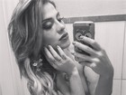 Vanessa Mesquita posa nua e sensualiza em frente ao espelho
