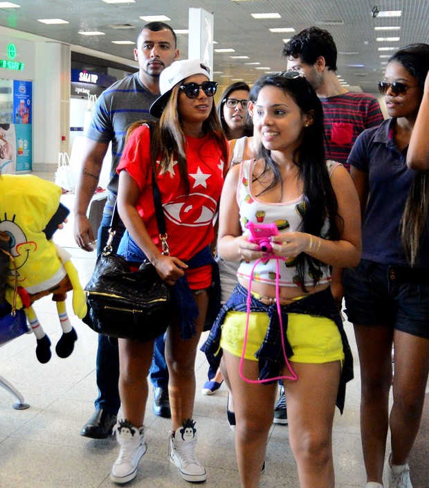 Anitta embarca cercada por fãs  (Foto: William Oda/Agnews)