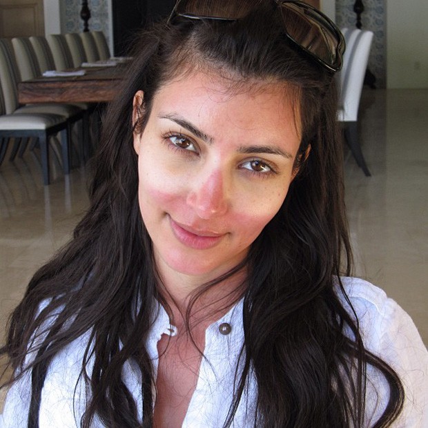 Khloe Kardashian posta foto da irmã, Kim, com marca de óculos (Foto: Instagram / Reprodução)