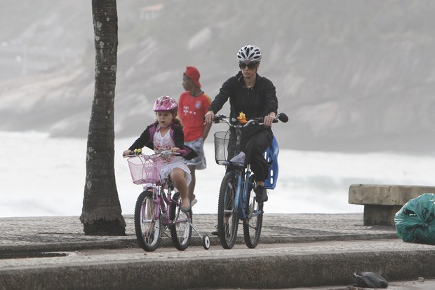 Ana Furtado pedala com a filha Isabella na orla de São Conrado, RJ (Foto: Gil Rodrigues/ FotoRio News)