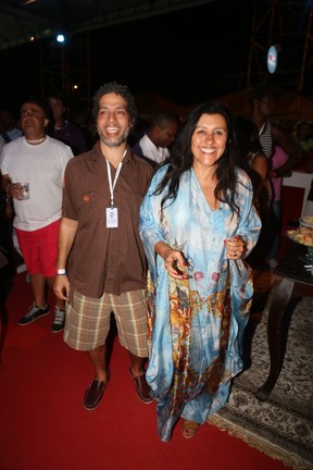 Regina Casé e o marido, Estevão Ciavatta, em show em Salvador, na Bahia (Foto: Fred Pontes/ Divulgação)