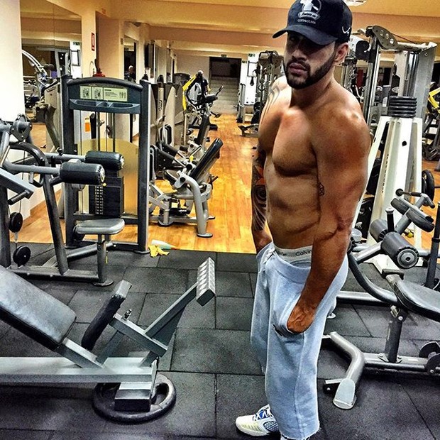 Gusttavo Lima posa para foto sem camisa (Foto: Instagram/ Reprodução)