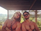Filha de Demi Moore posta foto do novo namorado da mãe sem camisa