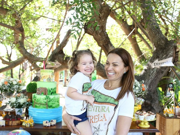 Solange Almeida com a filha caçula, Maria Esther, em festa em um parque em Fortaleza, no Ceará (Foto: Moisés/ Estudio3/ Divulgação)