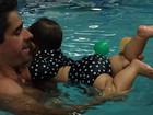 Nívea Stelmann mostra aula de natação da filha