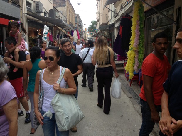 Cristina Mortagua faz compras no Saara (Foto: Guida Gil/FotoRio News)