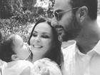 Carolina Ferraz posta foto linda com a filha e o marido