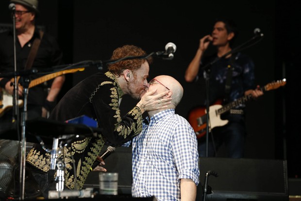 Nando Reis e Hebert Vianna dão beijo durante show (Foto: Felipe Panfili/Divulgação)