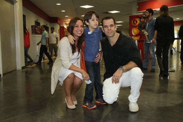 Carla Marins com o marido, Hugo Baltazar, e o filho, León (Foto: Thyago Andrade/ Foto Rio News)