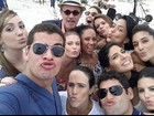 Thiago Martins posta foto fazendo biquinho com elenco de novela