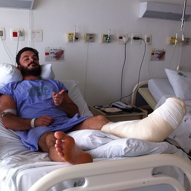 Kiko Pissolato mostra foto com pé enfaixado na cama do hospital (Foto: Instagram)
