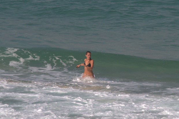 Fernanda Freitas na praia da Barra da Tijuca, RJ (Foto:  Wallace Barbosa/AgNews)