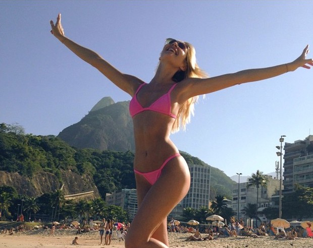Candice Swanepoel na praia do Leblon, no Rio (Foto: Instagram / Reprodução)