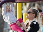 De visual novo, Pink se diverte com a filha em parque