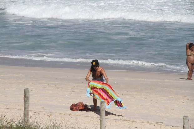 Isis Valverde na praia (Foto: Wallace Barbosa / AgNews)