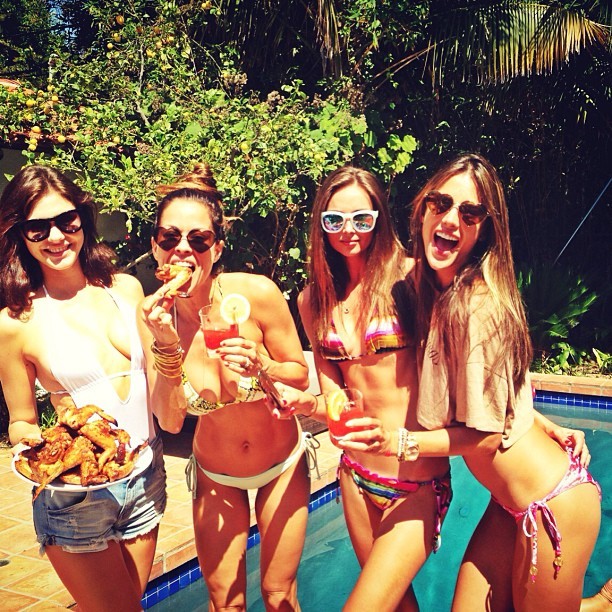 Alessandra Ambrósio curte churrasco com amigas em Malibu (Foto: Reprodução/Instagram)