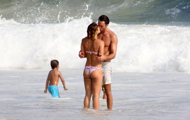 Priscila Fantin com o marido na praia do Leblon (Foto: J. Humberto / AgNews)