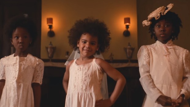 Blue Ivy Carter, filha de Beyoncé e Jay-Z, faz participação no clipe de Formation (Foto: Reprodução / Youtube)
