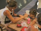 Grazi Massafera toma sorvete com a filha Sofia em shopping carioca