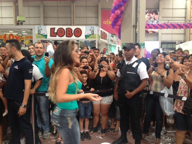 A ex-BBB Anamara esteve em um shopping de Goiânia numa tarde de autógrafos (Foto: Divulgação / Fabrício Magalhães)