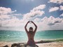 Dani Calabresa posa na praia e pede mais amor para 2017: 'Love'