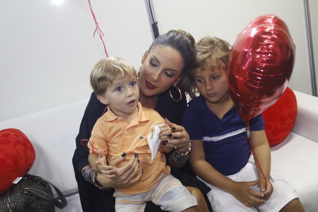 Claudia Leitte com os filhos (Foto: Fred Pontes/ Divulgação)