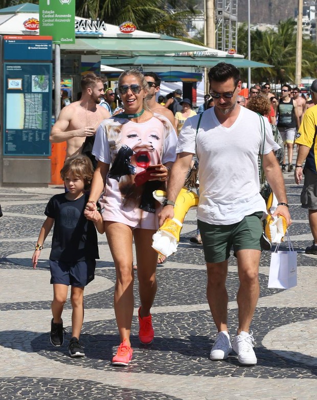 Adriane Galisteu com o filho e o marido (Foto: André Freitas/ Ag. News)