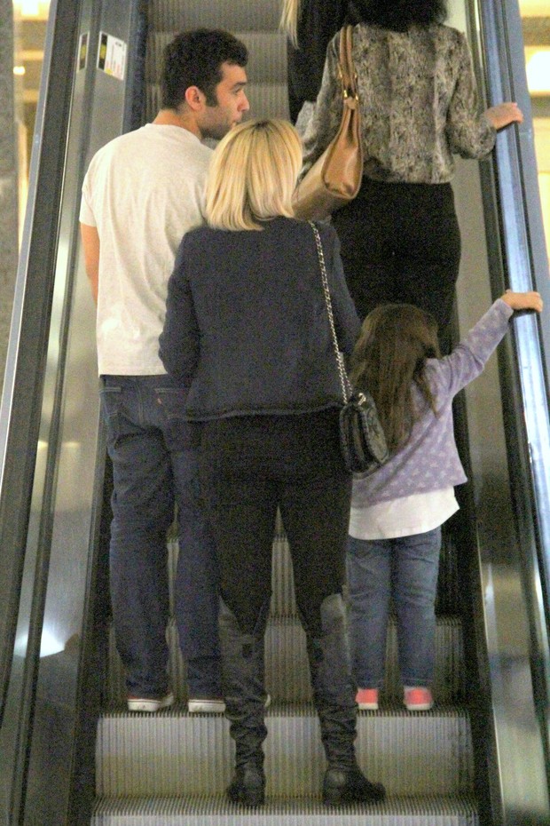 Antonia Fontenele passeia com a familia no Shopping (Foto: Ag. News)