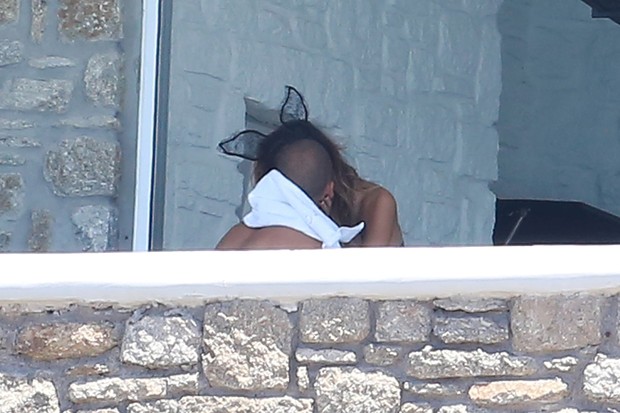 Nicole Scherzinger beija o jogador Pajtim Kasami  (Foto: Splash News / AKM-GSI)