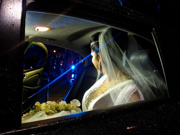 Mulher Moranguinho chega para casamento em carro luxuoso (Foto: EGO)