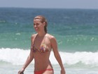 Carolina Dieckmann curte dia de praia no Rio