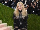 Madonna usa look com bumbum à mostra no baile de gala do MET