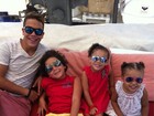 Ronaldo Fenômeno posta foto com todos os filhos de óculos escuros