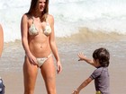 Letícia Birkheuer curte praia com o filho no Leblon